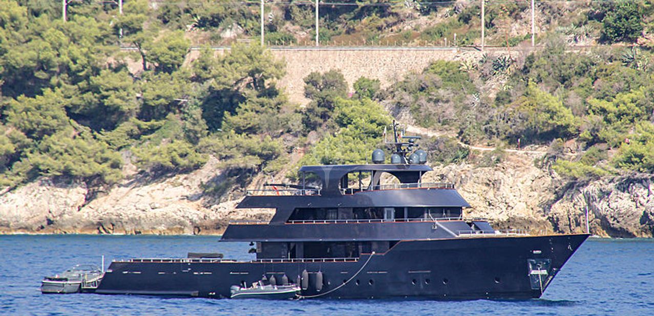 007-yacht.jpg