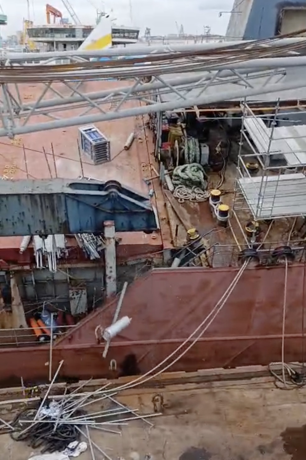 Tersanede gemi yan yattı 1 kişi hayatını kaybetti