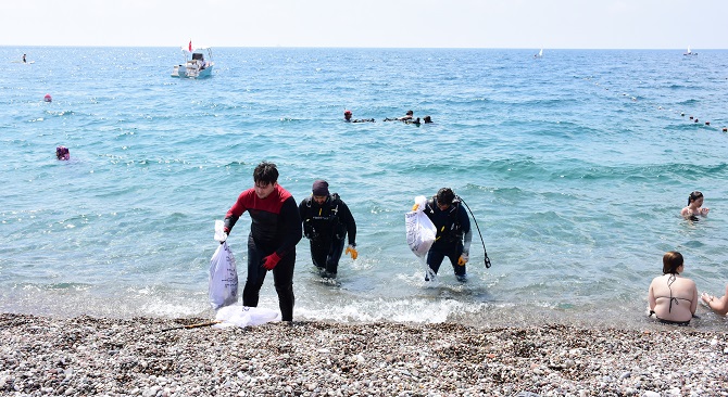 antalyada-deniz-ve-kiyilarda-plastik-kirliligiyle-mucadeleye-dikkat-cekiliyor-2.jpg