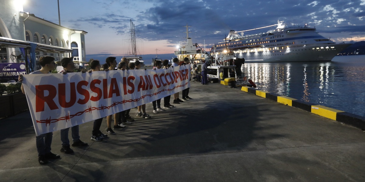 astoria-grande-gurcistanda-protesto-ile-karsilandi-1.jpg