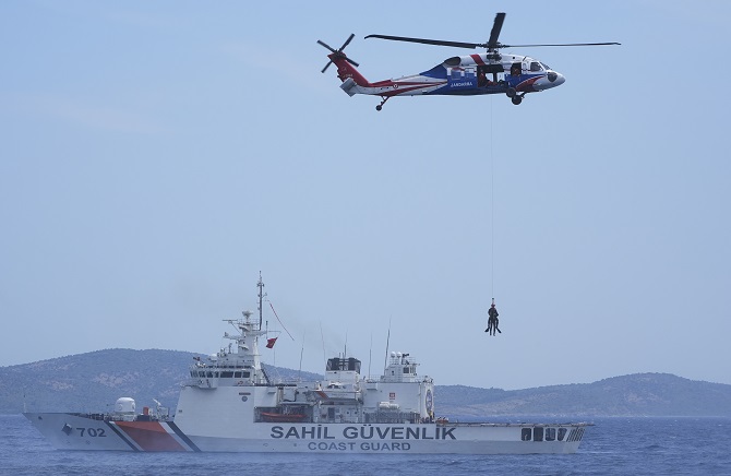 batmakta-olan-gemiye-yardim-icin-zamanla-yaris-1.jpg