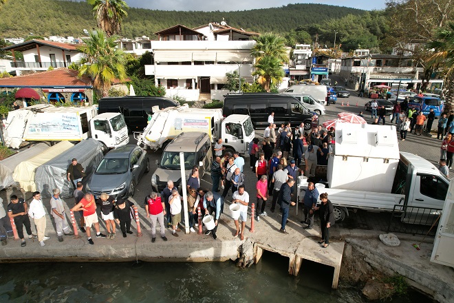 bodrumda-deniz-dibi-ve-kiyi-temizliginde-yaklasik-15-ton-atik-toplandi-4.jpg