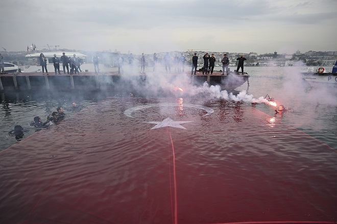 engelli-ogrenciler-turk-bayragini-deniz-ustunde-acti-2.jpg