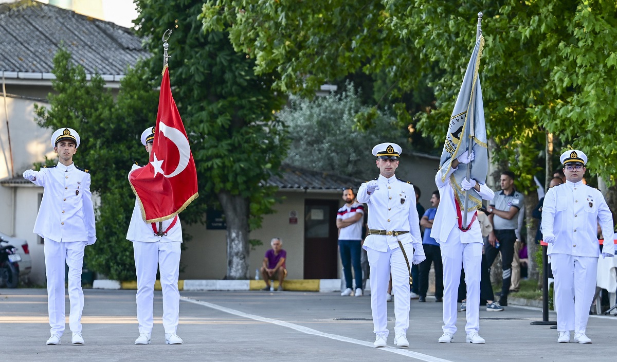 itu-denizcilik-fakultesi-mezunlari-diplomalarini-torenle-aldi-2.jpg