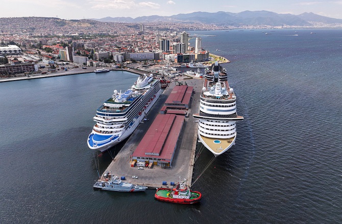 izmir-limanina-2-kruvaziyer-yanasti-1.jpg