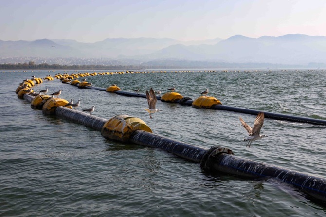 izmit-korfezinde-dip-camur-deniz-temizligi-1.jpg