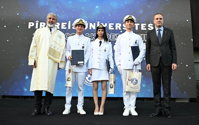 pirireis-universitesi-mezuniyet-toreni-2024-ogrenci-odul.jpg