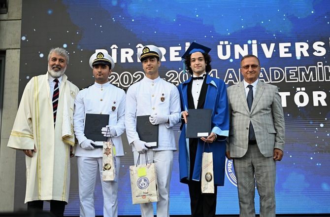 pirireis-universitesi-mezuniyet-toreni-2024-ogrenci-odul1.jpg