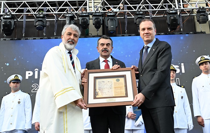 pirireis-universitesi-mezuniyet-toreni-2024-plaket.jpg