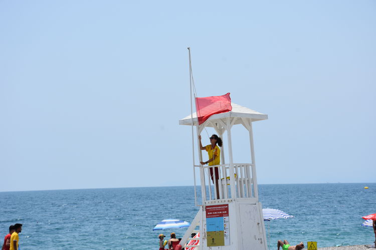 sahildeki-renkli-uyari-bayraklari-hayati-oneme-sahip-1.jpg